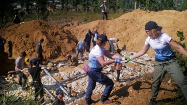 Des collaborateurs de Geberit posent des conduites dʼalimentation en eau pour la communauté dʼun village népalais (© Marcin Mossakowski)