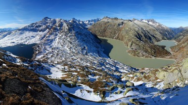 Vue dʼun paysage hivernal de la région du Grimsel depuis le sommet (© Kraftwerke Oberhasli AG)