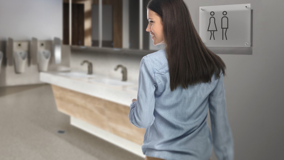 Jeune femme brune dans des toilettes publiques Jeune femme brune dans des toilettes publiques