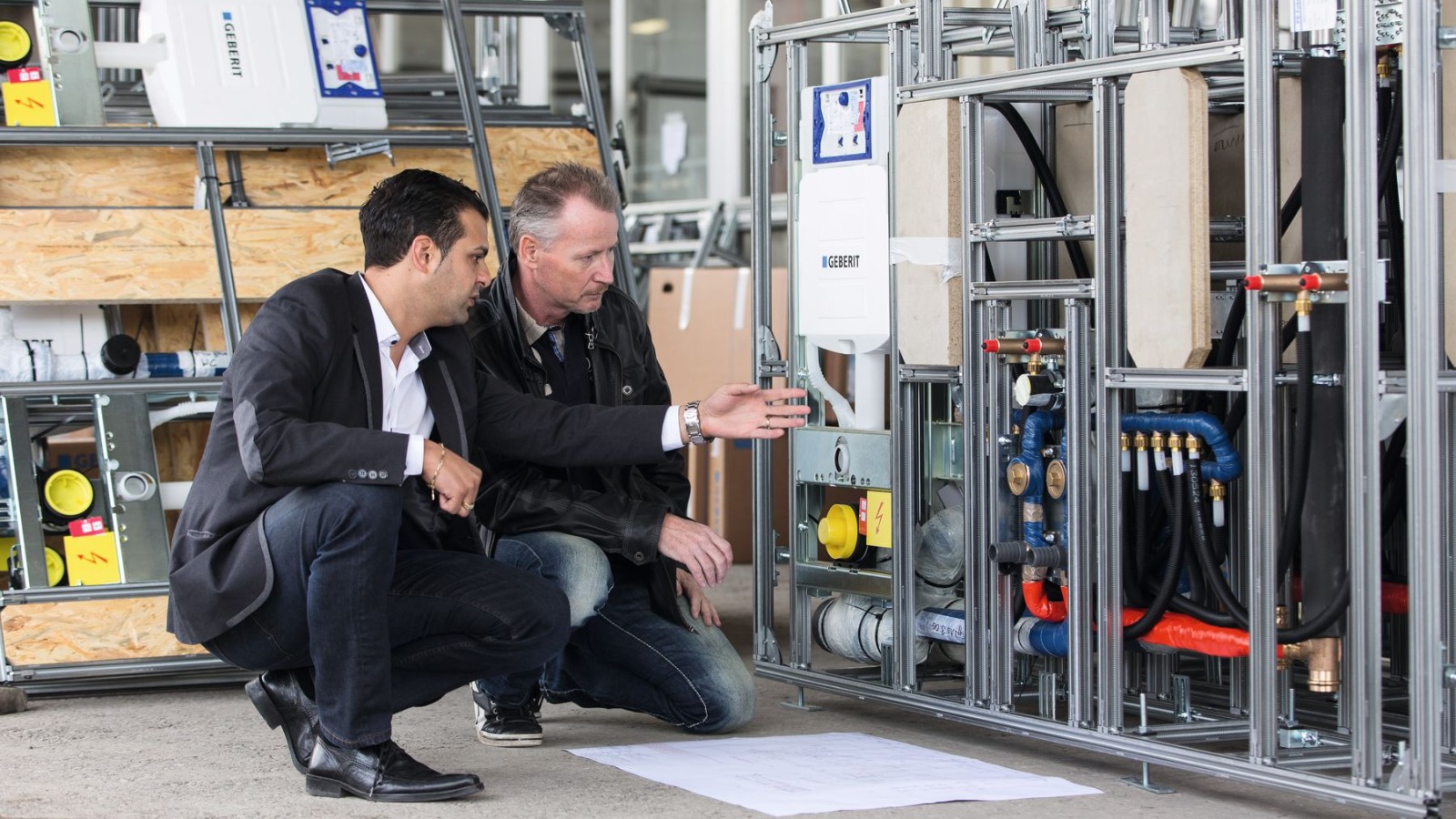 Le représentant Geberit vérifie que l'installation est correcte. Le représentant Geberit vérifie que l'installation est correcte.