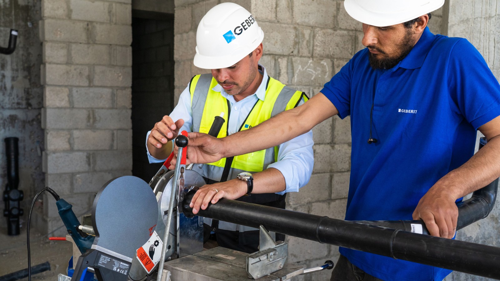 Conseils et assistance sur place : l'équipe Geberit a accompagné le projet tout au long de sa durée. Les plombiers ont reçu une formation complète sur l'utilisation du produit. Conseils et assistance sur place : l'équipe Geberit a accompagné le projet tout au long de sa durée. Les plombiers ont reçu une formation complète sur l'utilisation du produit.