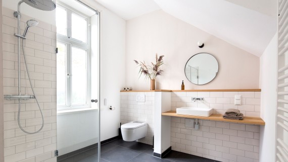 Le lavabo Geberit ONE et la robinetterie murale ONE ont été installés dans les salles de bains des chambres. Le WC lavant Geberit AquaClean Sela offre un confort supplémentaire (© Geberit) Le lavabo Geberit ONE et la robinetterie murale ONE ont été installés dans les salles de bains des chambres. Le WC lavant Geberit AquaClean Sela offre un confort supplémentaire (© Geberit)
