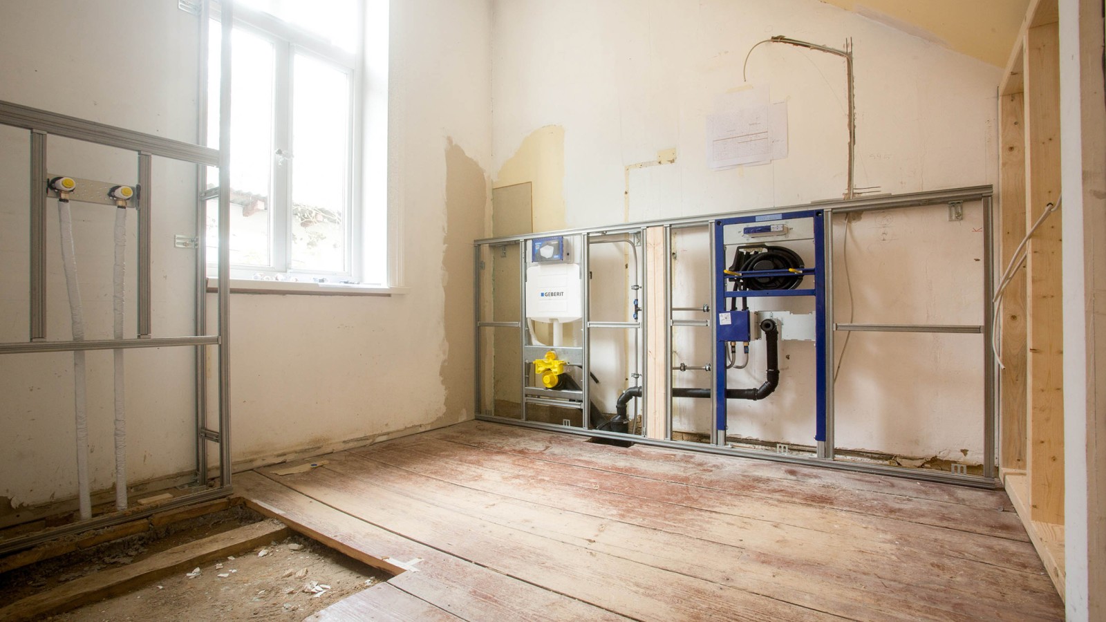 Les constructeurs ont opté pour des produits Geberit non seulement devant le mur, mais aussi derrière (© Geberit) Les constructeurs ont opté pour des produits Geberit non seulement devant le mur, mais aussi derrière (© Geberit)