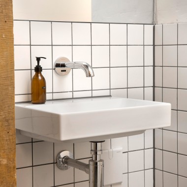 Les robinets à commande électronique Geberit Piave dans les locaux sanitaires sont particulièrement hygiéniques. Aucun contact manuel n’est nécessaire pour faire fonctionner le robinet (© Geberit) Les robinets à commande électronique Geberit Piave dans les locaux sanitaires sont particulièrement hygiéniques. Aucun contact manuel n’est nécessaire pour faire fonctionner le robinet (© Geberit)