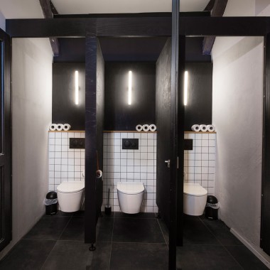 Les locaux sanitaires équipés de produits Geberit donnent des accents modernes à la maison traditionnelle à colombages (© Geberit) Les locaux sanitaires équipés de produits Geberit donnent des accents modernes à la maison traditionnelle à colombages (© Geberit)