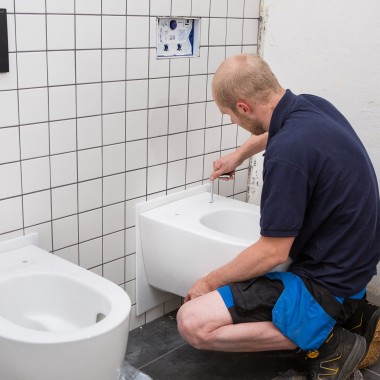 Les locaux sanitaires ont été équipés de WC Geberit ONE, qui se distinguent non seulement par leur design, mais aussi par leur montage rapide (© Geberit) Les locaux sanitaires ont été équipés de WC Geberit ONE, qui se distinguent non seulement par leur design, mais aussi par leur montage rapide (© Geberit)