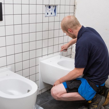 Les locaux sanitaires ont été équipés de WC Geberit ONE, qui se distinguent non seulement par leur design, mais aussi par leur montage rapide (© Geberit)