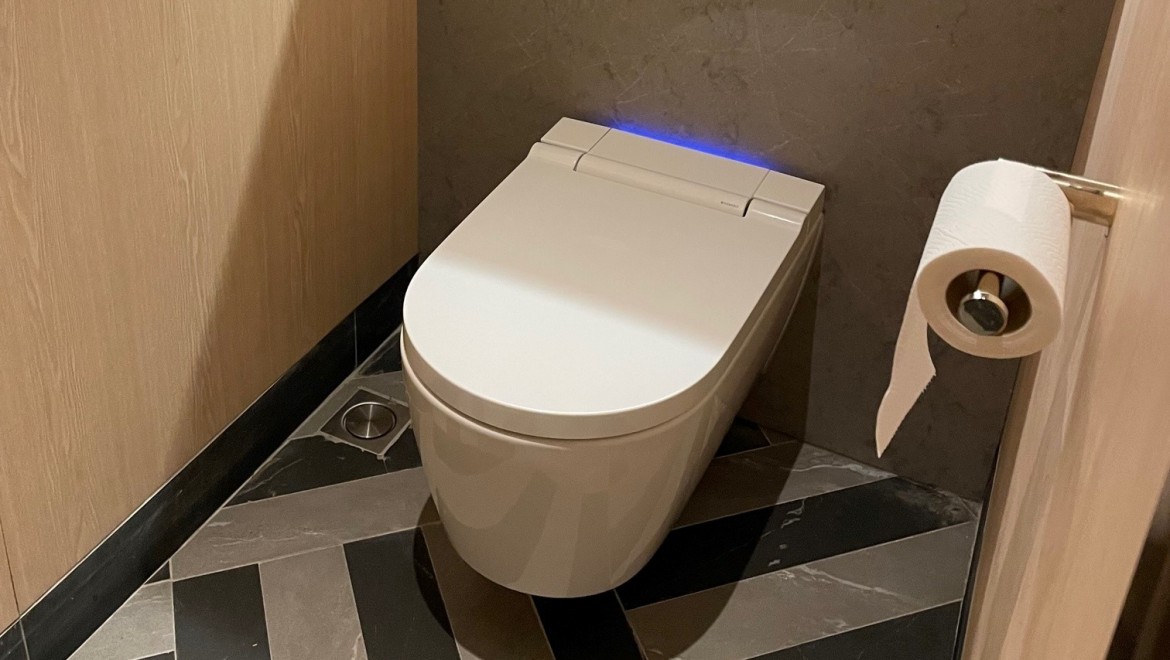 Les toilettes sont notamment équipées de WC lavants Geberit AquaClean Sela et d’urinoirs Geberit (© Owen Raggett) Les toilettes sont notamment équipées de WC lavants Geberit AquaClean Sela et d’urinoirs Geberit (© Owen Raggett)