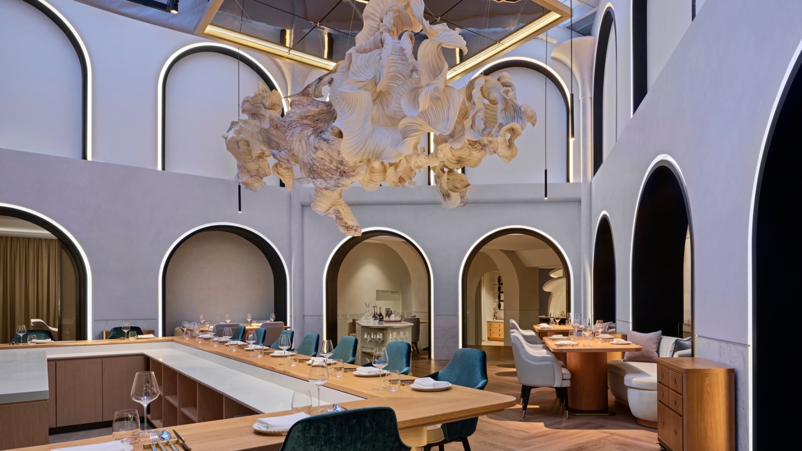 Un nuage de papier plane au-dessus de la salle à manger principale du nouveau restaurant étoilé Born à Singapour (© Owen Raggett) Un nuage de papier plane au-dessus de la salle à manger principale du nouveau restaurant étoilé Born à Singapour (© Owen Raggett)