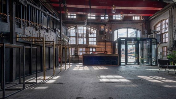 L’offre de Konepaja est extrêmement variée. Bars, clubs, activités sportives et événements culturels y trouvent suffisamment d’espace (© Kansallis Teatteri) L’offre de Konepaja est extrêmement variée. Bars, clubs, activités sportives et événements culturels y trouvent suffisamment d’espace (© Kansallis Teatteri)