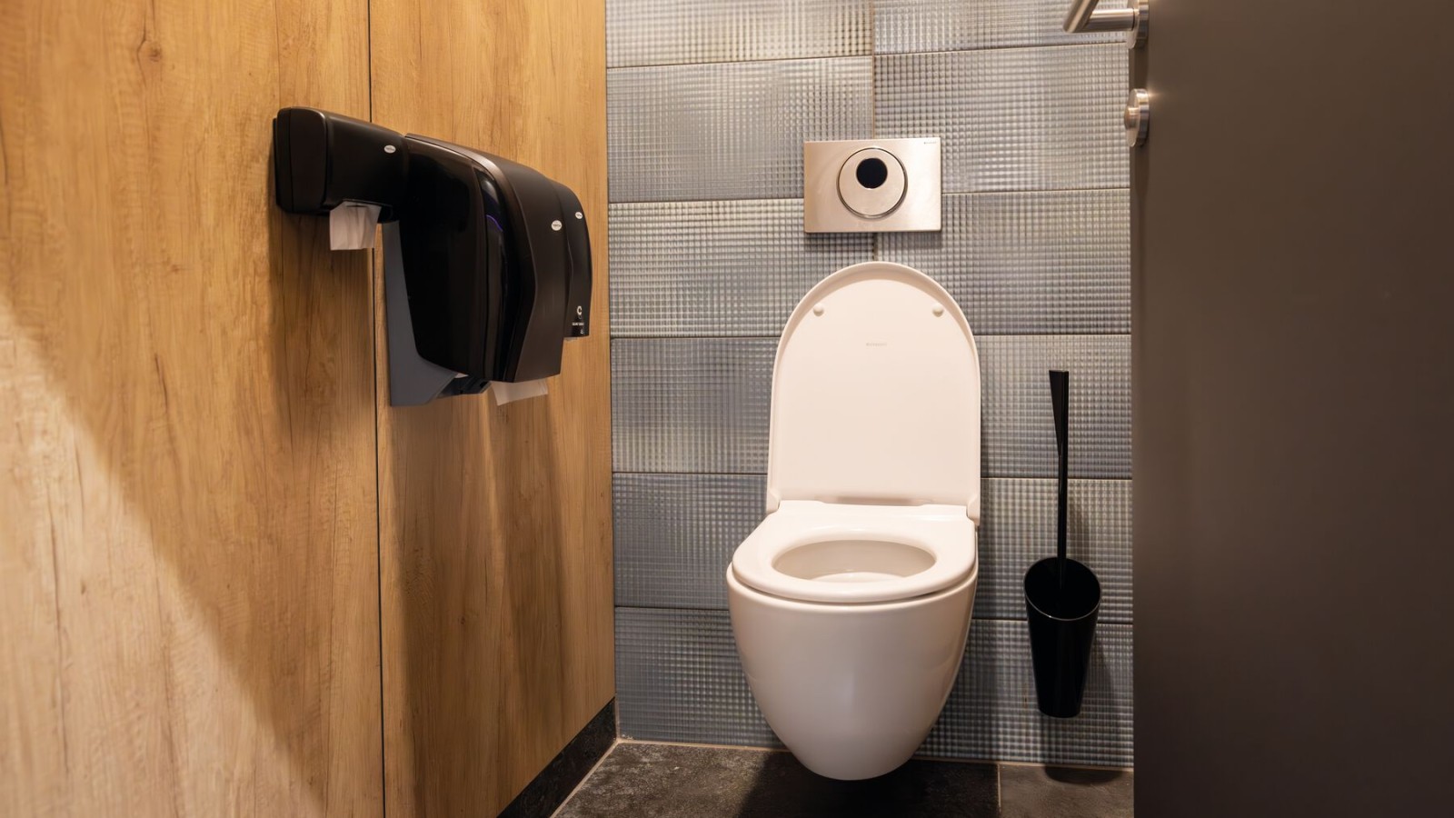WC Geberit Acanto avec plaque de déclenchement Geberit Sigma10