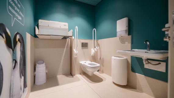 L’équipement du WC pour handicapés est également composé en grande partie de produits Geberit (© Michiel Stock) L’équipement du WC pour handicapés est également composé en grande partie de produits Geberit (© Michiel Stock)