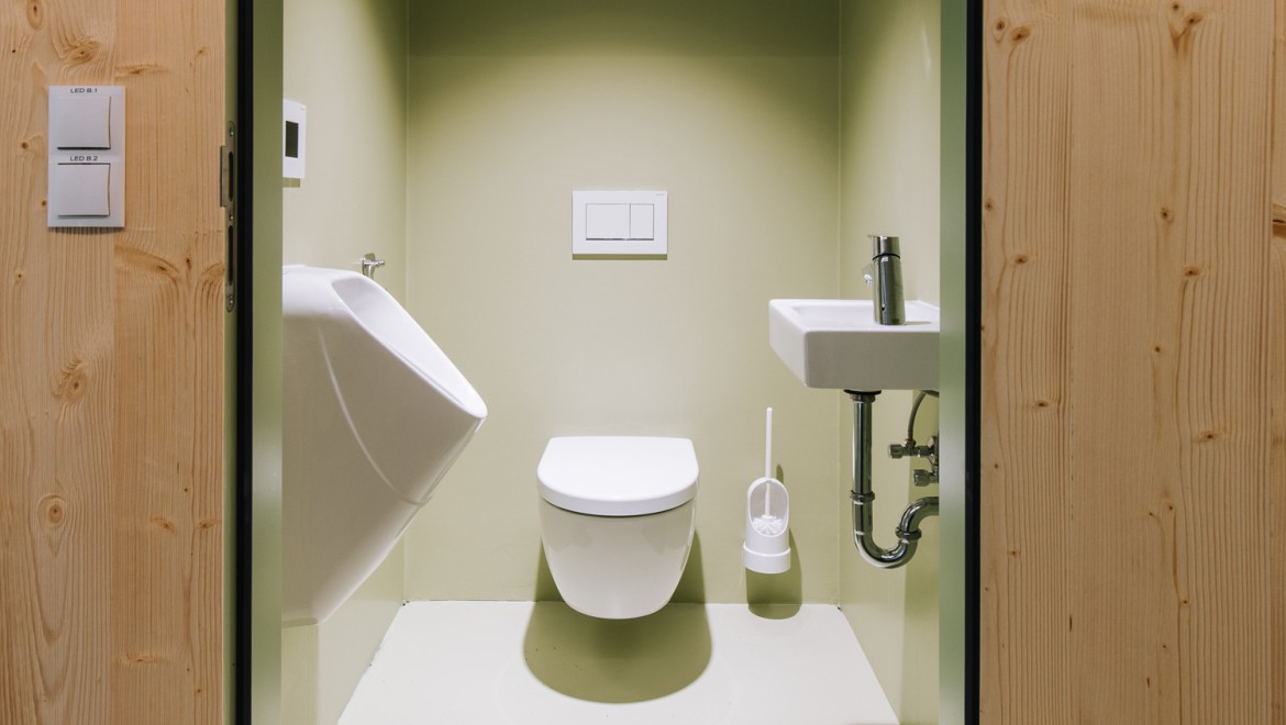 Les salles de bains sont équipées de céramiques Geberit Renova Plan (© Christian Repnik) Les salles de bains sont équipées de céramiques Geberit Renova Plan (© Christian Repnik)