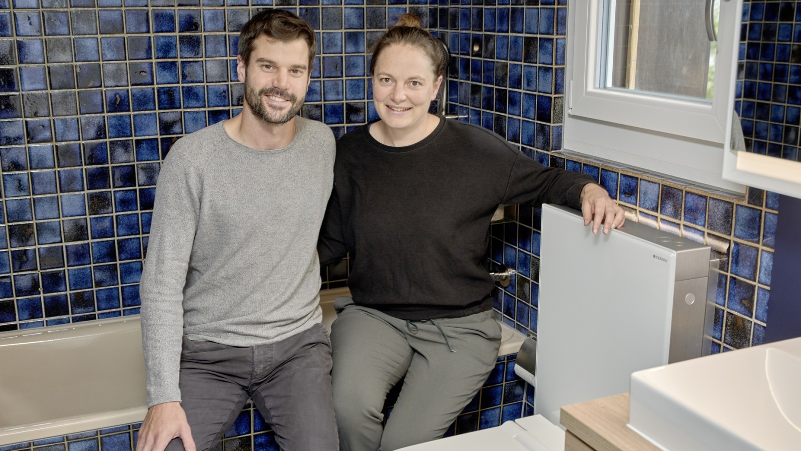 Tobias Wildbrett et Manuela Weibel (© Ben Huggler) sont satisfaits de la rénovation de leur salle de bains et du Geberit Monolith
