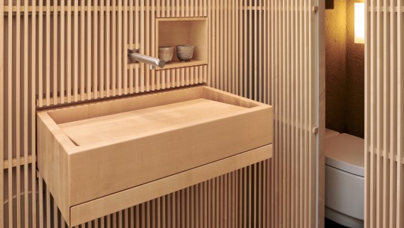 Équipées d’un WC lavant Geberit, les toilettes sont pensées comme un refuge, sans aucun stimulus visuel superflu. (© David Willen Studio) Équipées d’un WC lavant Geberit, les toilettes sont pensées comme un refuge, sans aucun stimulus visuel superflu. (© David Willen Studio)