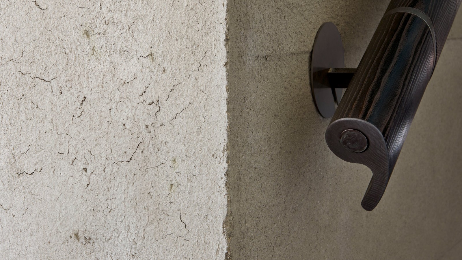 Des surfaces telles que le bois brûlé ou les murs en argile renforcent l’expérience sensorielle du toucher. (© David Willen Studio) Des surfaces telles que le bois brûlé ou les murs en argile renforcent l’expérience sensorielle du toucher. (© David Willen Studio)