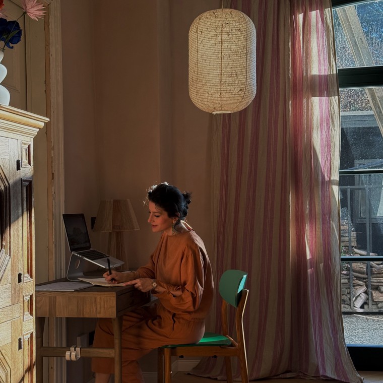 Büşra Qadir donne au style de son intérieur le nom de « Fusion Living », auquel elle associe les cultures, les styles et les couleurs (© Büşra Qadir) Büşra Qadir donne au style de son intérieur le nom de « Fusion Living », auquel elle associe les cultures, les styles et les couleurs (© Büşra Qadir)