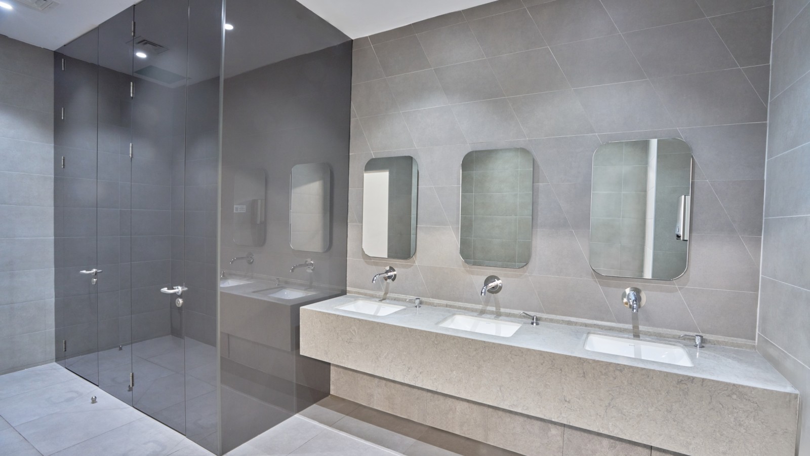 Simplicité et élégance : lavabo Geberit VariForm et robinets Piave. © Oğuzhan Kasar Simplicité et élégance : lavabo Geberit VariForm et robinets Piave. © Oğuzhan Kasar