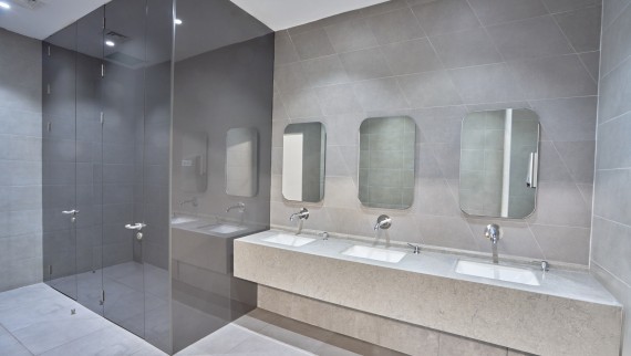 Simplicité et élégance : lavabo Geberit VariForm et robinets Piave. © Oğuzhan Kasar Simplicité et élégance : lavabo Geberit VariForm et robinets Piave. © Oğuzhan Kasar