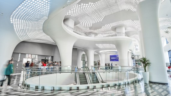 Futuriste et baigné de lumière, le Doruk Nilüfer Hospital de Bursa mise sur des espaces généreux et des formes organiques. (© Hôpital Doruk) Futuriste et baigné de lumière, le Doruk Nilüfer Hospital de Bursa mise sur des espaces généreux et des formes organiques. (© Hôpital Doruk)