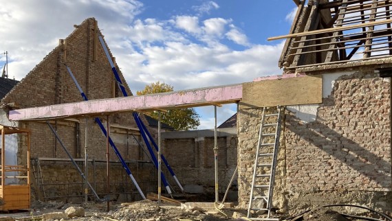 Tout a commencé ainsi : la vieille grange en 2021 (© Anna W.) Tout a commencé ainsi : la vieille grange en 2021 (© Anna W.)