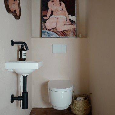 Le WC lavant AquaClean Maïra lave en douceur à l’eau. En parfaite harmonie : la plaque de déclenchement Sigma70 et le lave-mains iCon Light (© Anna W.) Le WC lavant AquaClean Maïra lave en douceur à l’eau. En parfaite harmonie : la plaque de déclenchement Sigma70 et le lave-mains iCon Light (© Anna W.)