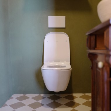 Un WC d’invités ravissant avec le WC Renova Plan et la plaque de déclenchement Sigma70 (© Anna W.) Un WC d’invités ravissant avec le WC Renova Plan et la plaque de déclenchement Sigma70 (© Anna W.)