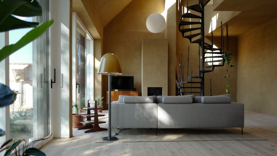 Un havre baigné de lumière : grâce à de grandes baies vitrées, la maison « Haus am Hof » est lumineuse et accueillante (© Anna W.)