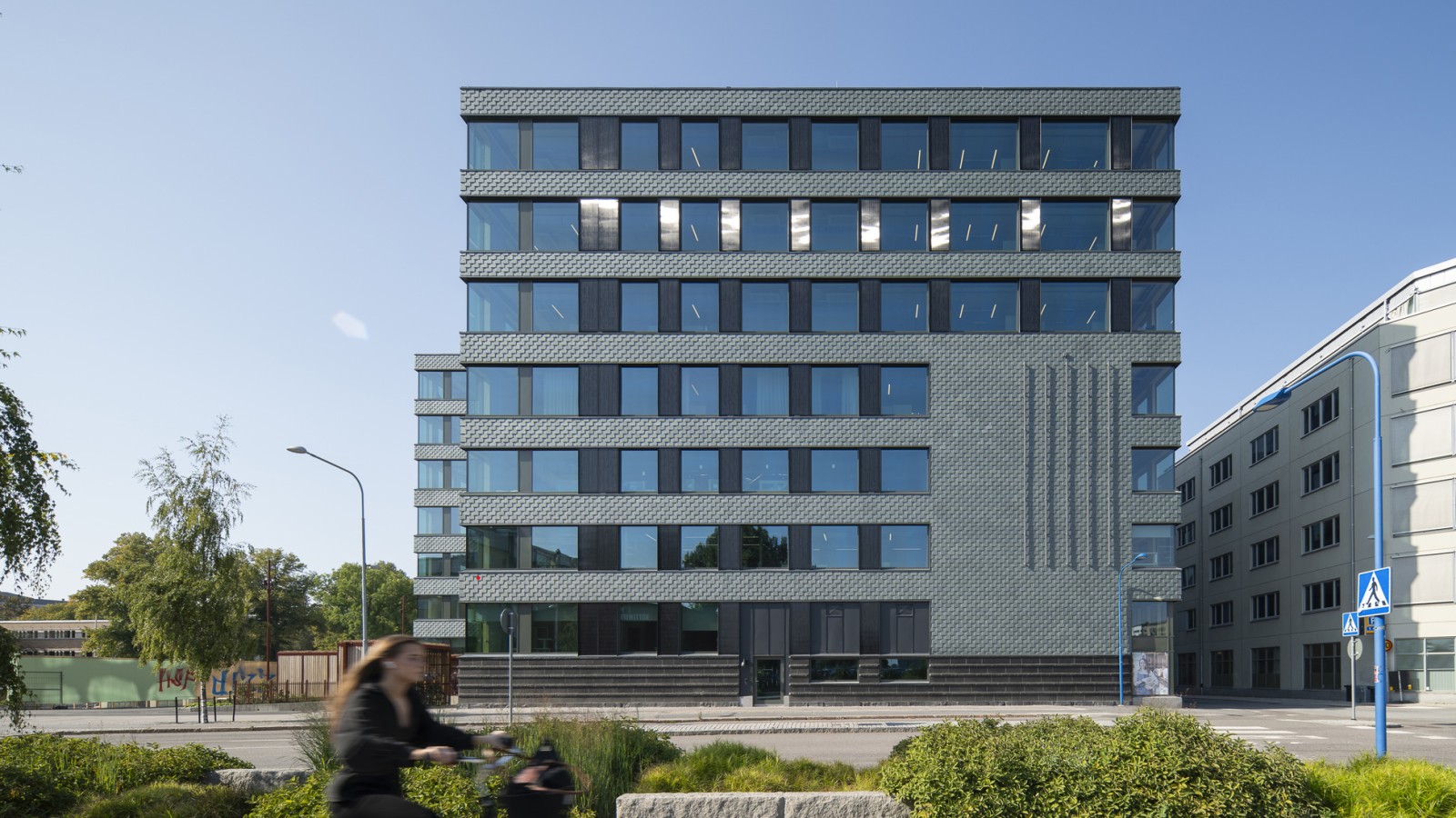 La façade en schiste et à panneaux solaires intégrés garantit l’efficacité énergétique (© baraBild)