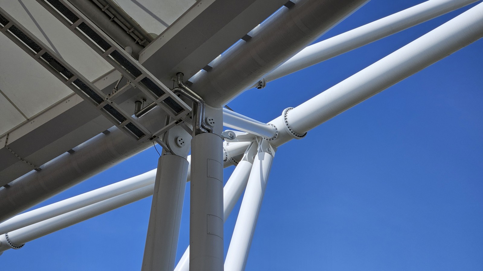 Le système d’évacuation des eaux de toiture Geberit Pluvia est dissimulé (© Geberit)