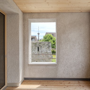 Les murs des balcons ainsi que la façade sont recouverts d’un enduit à la chaux. © Openly / Jens Ellensohn Les murs des balcons ainsi que la façade sont recouverts d’un enduit à la chaux. © Openly / Jens Ellensohn
