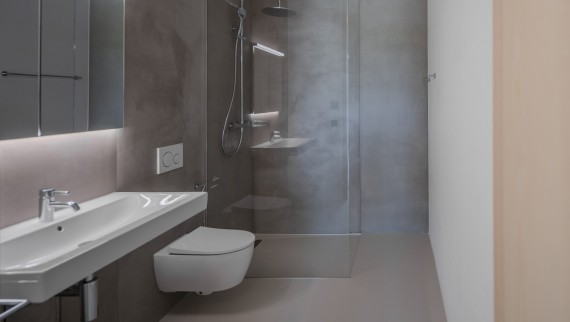 Les salles de bains sont équipées de WC et de lavabos Geberit. (© Openly / Jens Ellensohn) Les salles de bains sont équipées de WC et de lavabos Geberit. (© Openly / Jens Ellensohn)