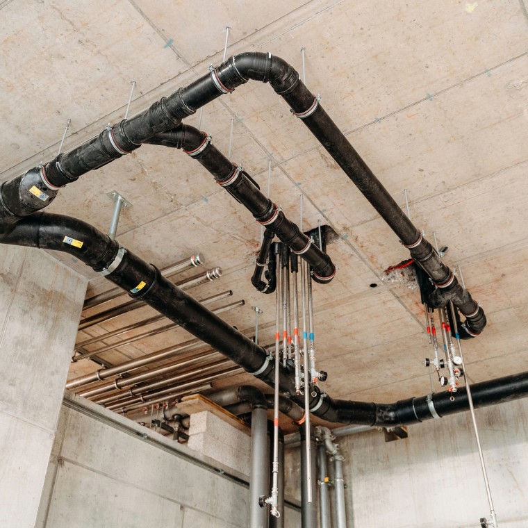 Immeuble résidentiel DS 90 : collecteurs d’entrée dans la zone d’entrée