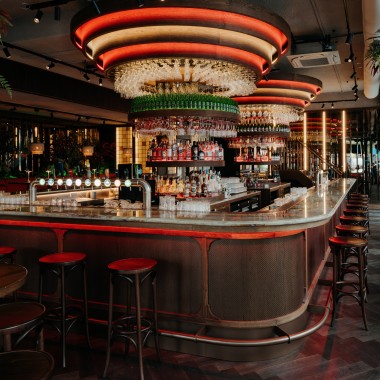 Au rez-de-chaussée : le légendaire Grand Café Heineken Hoek arbore un nouveau look (© Nina Slagmolen) Au rez-de-chaussée : le légendaire Grand Café Heineken Hoek arbore un nouveau look (© Nina Slagmolen)