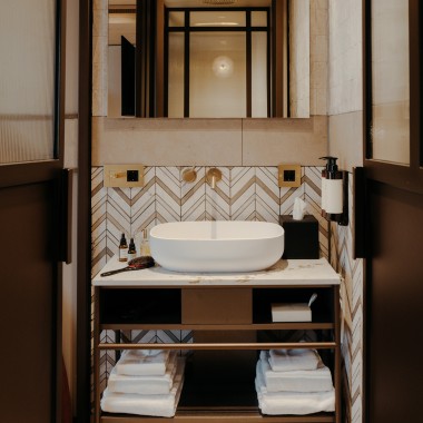Les salles de bains sont équipées de WC lavants haut de gamme AquaClean Maïra (© Nina Slagmolen) Les salles de bains sont équipées de WC lavants haut de gamme AquaClean Maïra (© Nina Slagmolen)