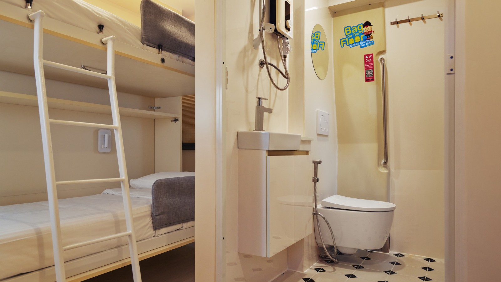 Astucieux : les lits sur mesure peuvent être repliés facilement lorsqu’ils ne sont pas utilisés (© Watson Lau) Astucieux : les lits sur mesure peuvent être repliés facilement lorsqu’ils ne sont pas utilisés (© Watson Lau)