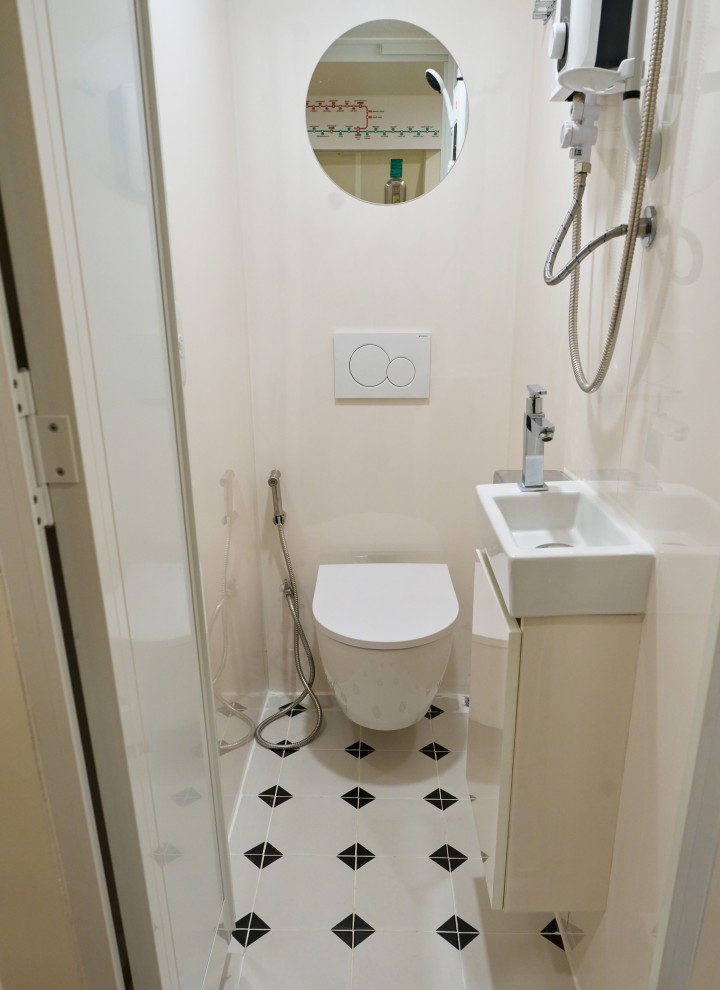 Confort dans un espace exigu : les mini-salles de bains sont équipées de WC suspendus Geberit iCon et de plaques de déclenchement Sigma01 (© Watson Lau)