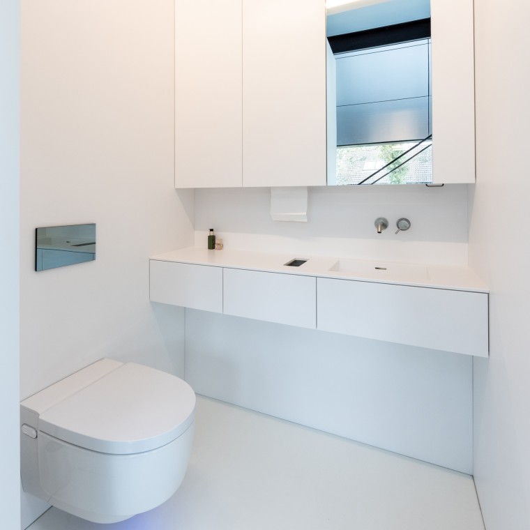 Design intérieur minimaliste et confort maximal avec le WC lavant Geberit AquaClean Maïra Comfort (© Lucas van der Wee) Design intérieur minimaliste et confort maximal avec le WC lavant Geberit AquaClean Maïra Comfort (© Lucas van der Wee)