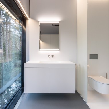 Les armoires de toilette Geberit avec éclairage ComfortLight sont épurées, mais extrêmement fonctionnelles (© Lucas van der Wee)