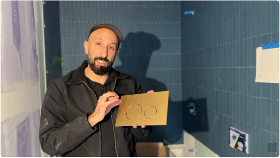 Barry Bordelon avec une plaque de déclenchement Geberit (© The Brownstone Boys)