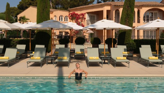 Piscine devant la Villa Miraé à Antibes (© Marion Butet Studio)