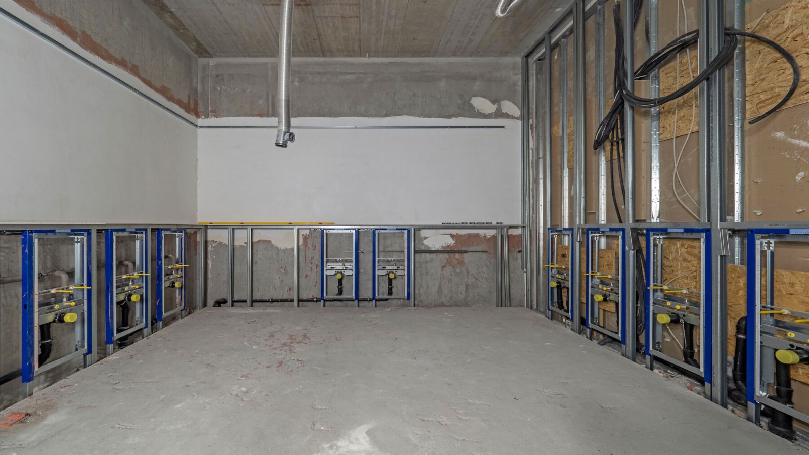 L’installation sanitaire de la halle 12 pendant le montage