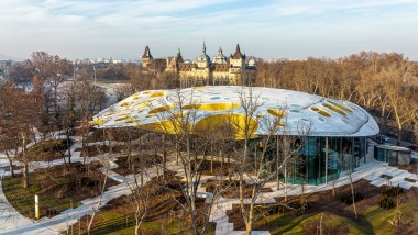 Un champignon dans un parc ? Le toit emblématique de la Maison de la musique hongroise vu d’en haut (© Városliget Zrt.) Un champignon dans un parc ? Le toit emblématique de la Maison de la musique hongroise vu d’en haut (© Városliget Zrt.)