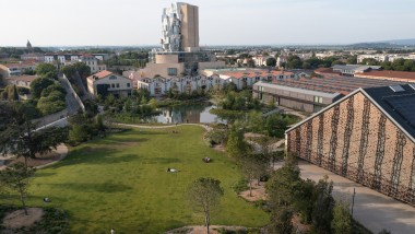 Le centre culturel LUMA à Arles : au premier plan le parc des studios et la grande salle d’événements, au sommet la tour de 56 mètres de haut de Frank Gehry (© Rémi Bénali, Arles) Le centre culturel LUMA à Arles : au premier plan le parc des studios et la grande salle d’événements, au sommet la tour de 56 mètres de haut de Frank Gehry (© Rémi Bénali, Arles)