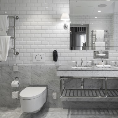 Salle de bains dotée d’un WC lavant Geberit AquaClean Maïra (© Andy Liffner)