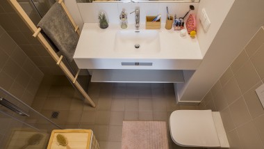 Petite, plus petite, suffisante : une salle de bains LivinnX (© Jaroslaw Kakal/Geberit)
