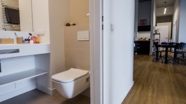 Un design qui crée de l’espace : la mini-salle de bains d’un appartement dans la résidence LivinnX (© Jaroslaw Kakal/Geberit)