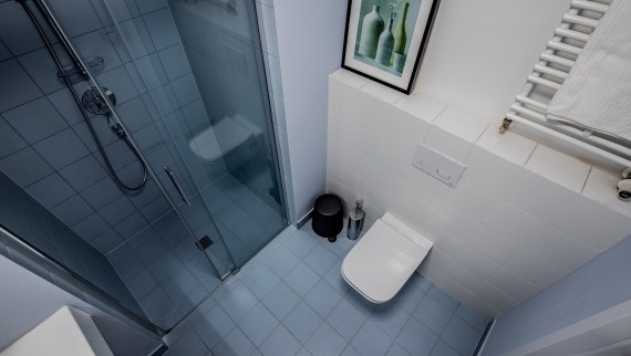 Même la plus petite salle de bains révèle le goût individuel de son utilisateur (© Jaroslaw Kakal/Geberit) Même la plus petite salle de bains révèle le goût individuel de son utilisateur (© Jaroslaw Kakal/Geberit)