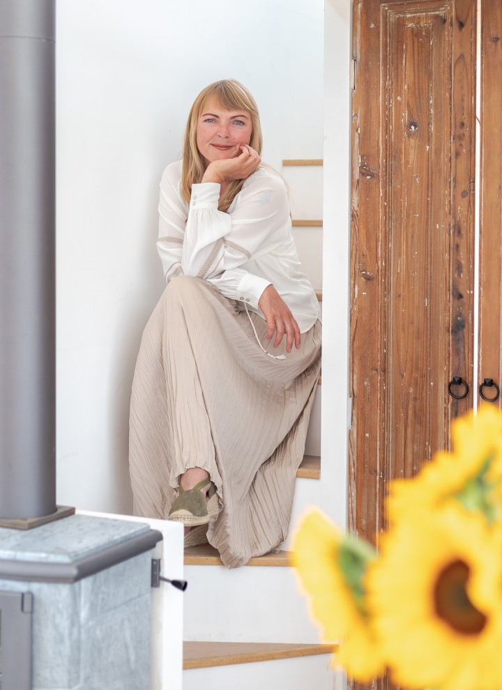 Marjolein Jonker dans sa micro-maison aux Pays-Bas (© Chiela van Meerwijk) Marjolein Jonker dans sa micro-maison aux Pays-Bas (© Chiela van Meerwijk)