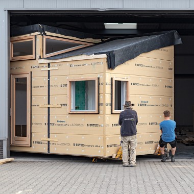 Grand déménagement et petite maison : en mai 2022, « Sprout » est devenue réalité dans la commune verdoyante d’Olst-Wijhe (NL) (© Chiela van Meerwijk) Grand déménagement et petite maison : en mai 2022, « Sprout » est devenue réalité dans la commune verdoyante d’Olst-Wijhe (NL) (© Chiela van Meerwijk)